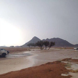 بالصور:صحراء سميراء في حائل تتحول إلى بحيرة بسبب الأمطار و المياه تغمر بعض الطرقات