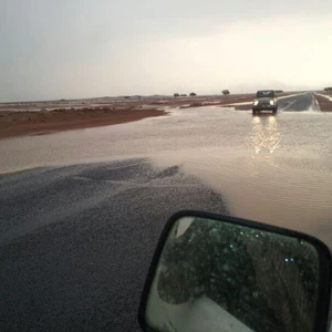 بالصور:صحراء سميراء في حائل تتحول إلى بحيرة بسبب الأمطار و المياه تغمر بعض الطرقات