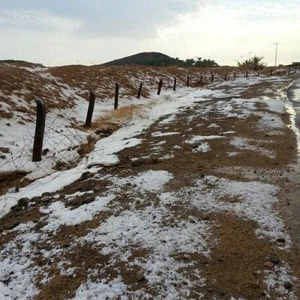 بالصور: عاصفة بردية تُلبس محافظة خيبر اللون الأبيض