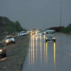 سحب داكنة و أمطار غزيرة في الطائف