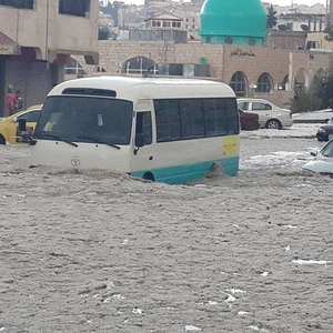 بالصور : أجزاء من غرب العاصمة عمان ترتدي الثوب الأبيض عصر الجمعة 