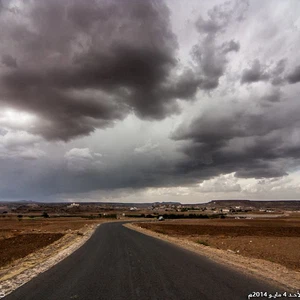 بالصور: بداية ماطرة لشهر مايو تحول طرق العاصمة صنعاء إلى سيول  