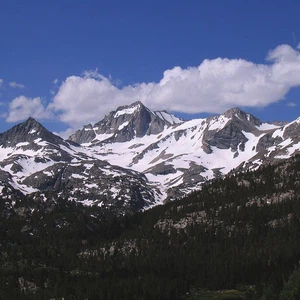 En images : découvrez les caractéristiques distinctives des montagnes de la Sierra Nevada en Californie