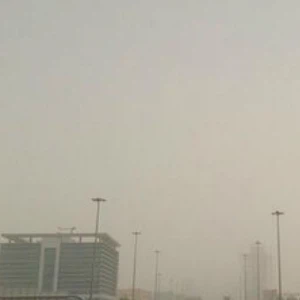 بالصور : موجة من الغبار تؤثر على الرياض 