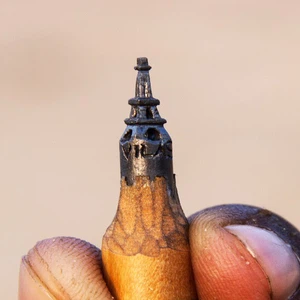 بالفيديو: فنان هندي ينحت برج إيفل على رأس قلم رصاص !