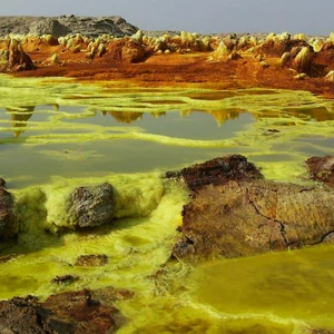 أثيوبيا- تسمى بوابة الجحيم وذلك لكونها تحتوي على غازات سامة ناتجة عن براكين قريبة