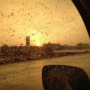 بالصور : عاصفة رعدية مع غروب الشمس في رفحاء .. و النتيجة ظُهور قوس المطر