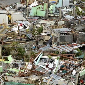 بالفيديو : شاهد آثار الدمار الهائل الذي تركه إعصار هايان في الفيليبين .. أكثر من 10 آلاف قتيل
