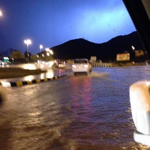 تسببت العاصفة في تشكُل السيول و ارتفاع منسوب المياه في المدينة بشكل كبير و حدوث العديد من الحوادث المرورية