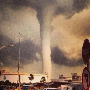 تشكُل إعصار قمعي شديد الندرة في منطقة رأس لفان شمال قطر 