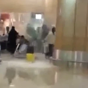 فيديو : المطر ينزل من سقف مطار الملك خالد شمال الرياض