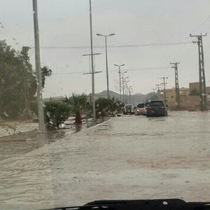 بالصور : أحياء سكاكا تغرق بمياه الأمطار ، المدينة تحولت إلى مستنقع 