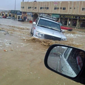 أحياء سكاكا تغرق بمياه الأمطار 