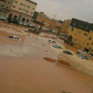 أحياء سكاكا تغرق بمياه الأمطار 