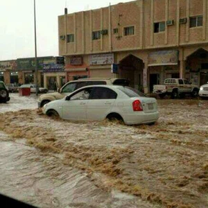 أحياء سكاكا تغرق بمياه الأمطار 