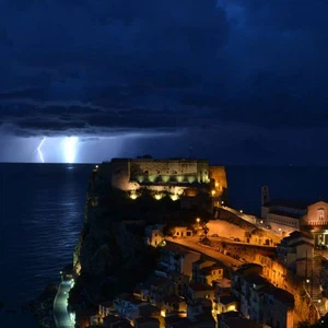 صواعق متتالية أضاءت سماء الليل في شواطئ إيطاليا على الأدرياتيكي