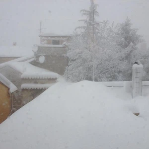 بالصور: عاصفة ثلجية من العيار الثقيل في إيطاليا .. تراكمات تزيد عن 100 سنتيمتر