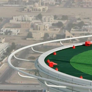 لاعب التنس الشهير روجر فديرير في ملعب التنس ذو الموقع الخطير