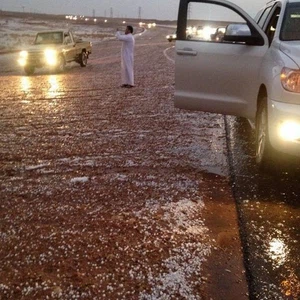 بالصور : البروق تضيء سماء الجوف و بدء تساقط البرد والأمطار