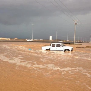 كميات الامطار الهائلة تسببت في جريان الوديان و تشكُل السيول التي لا طريق لها إلا أن تصُب في البحر