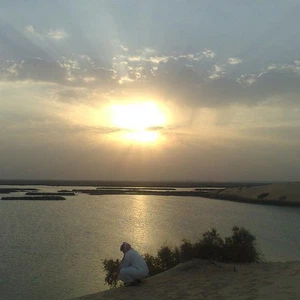 بالصور: بحيرة الأصفر روعة احتضان الصحراء للماء 