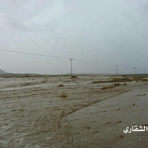 سيول تقطع الطرق في الوجه - تصوير أيمن الشقاري