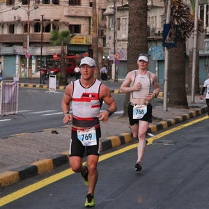 متسابقان يمارسان رياضة الجري في ماراثون عمان 2013