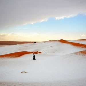 عالم أبيض في وسط الصحراء