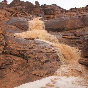 جريان المياه بسبب غزارة الأمطار