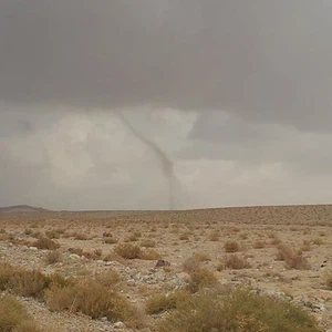 أظهرت مجموعة من الصور المُلتقطة من قبل (نزار الشماسين) لقطات نادرة جداً لتشكُل إعصار قمعي صغير في جنوب الأردن و تحديداً في المناطق الصحراوية الواقعة شرق مرتفعات الشوبك ( الهيشة).