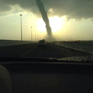 تشكُل إعصار قمعي شديد الندرة في منطقة رأس لفان شمال قطر 