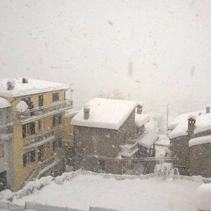 بالصور: عاصفة ثلجية من العيار الثقيل في إيطاليا .. تراكمات تزيد عن 100 سنتيمتر