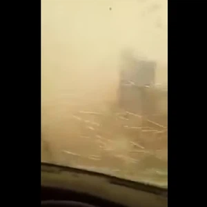 بالفيديو: برد عنيف يكسر زجات سيارة بمدينة باتنة الجزائرية