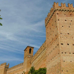 قلعة غرادارا في ايطاليا