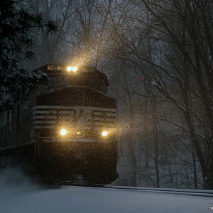 قطار يسير اثناء تساقط الثلوج في ولاية انديانا