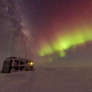 الشفق القطبي بالقرب من مرصد ابحاث الغلاف الجوي في القطب المتجمد الجنوبي