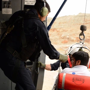 شاهد.. عملية إنقاذ محتجزين في سيول جدة