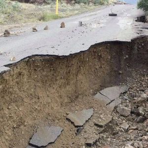 انهيارات صخرية وانقطاع في بعض الطرق في جازان بسبب الأمطار 