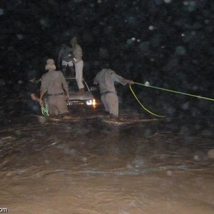 لحظة إنقاذ الدفاع المدني لمُسن حاصرته السيول بالقريات 