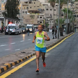 مشارك يركض في شوارع عمان