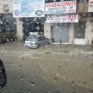 غرف التحكُم المروري في لبنان أعلنت عن وقوع 6 إصابات بسبب الأمطار الشديدة 