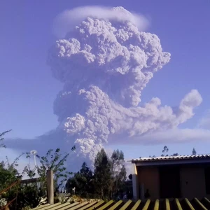 وصول الرماد البركاني إلى ارتفاع عدّة كيلومترات في الأجواء