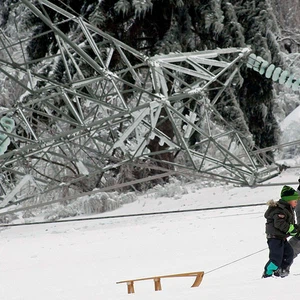 سقوط أعمدة الكهرباء بشكل واسع في أنحاء سلوفينيا المختلفة