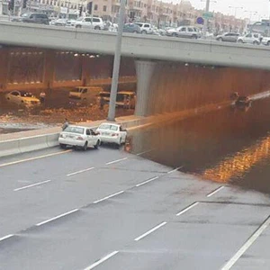 بالصور: الأمطار الغزيرة تغرق أنفاق قطر وتربك حركة السير 