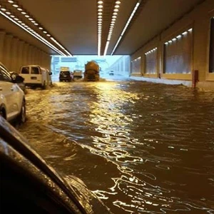 الأمطار الغزيرة تغرق أنفاق قطر وتربك حركة السير