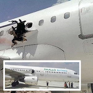 انفجار يقذف راكب خارج طائرة أثناء تحليقها