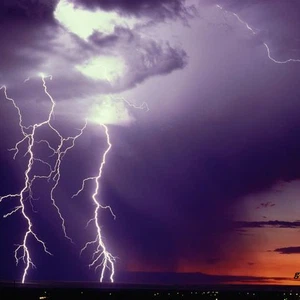 شاهد قوة الصواعق التي ضربت تبوك مساء الثلاثاء 