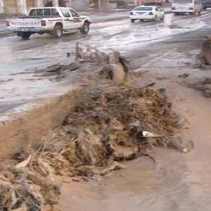 مياه الأمطار عملت على إحداث أضرار كبيرة في الشوارع 