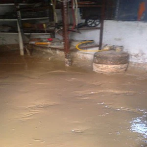 مياه الأمطار داهمت بيوت عدد من المواطنين 