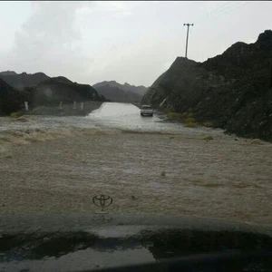 بالصور: تشكل السيول في منطقة الخابورة في عُمان  